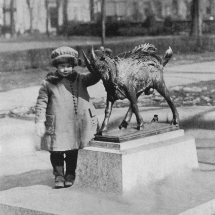 Billy sculpture with a young girl, 1919