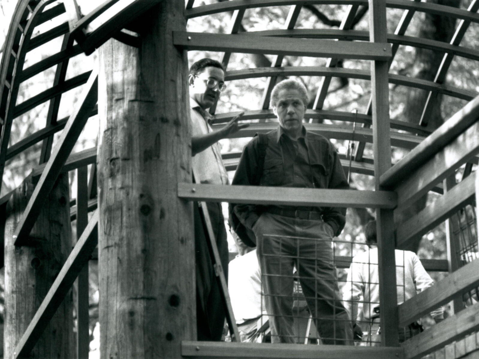 Martin Puryear at the installation of the pavilion - black and white photo