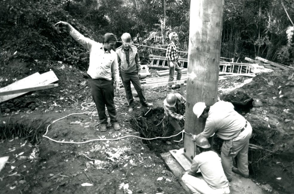 Installing the posts that support the pavilion, which rises 24 feet above the ground. Photo Wayne Cozzolino © 1993 for the Association for Public Art.