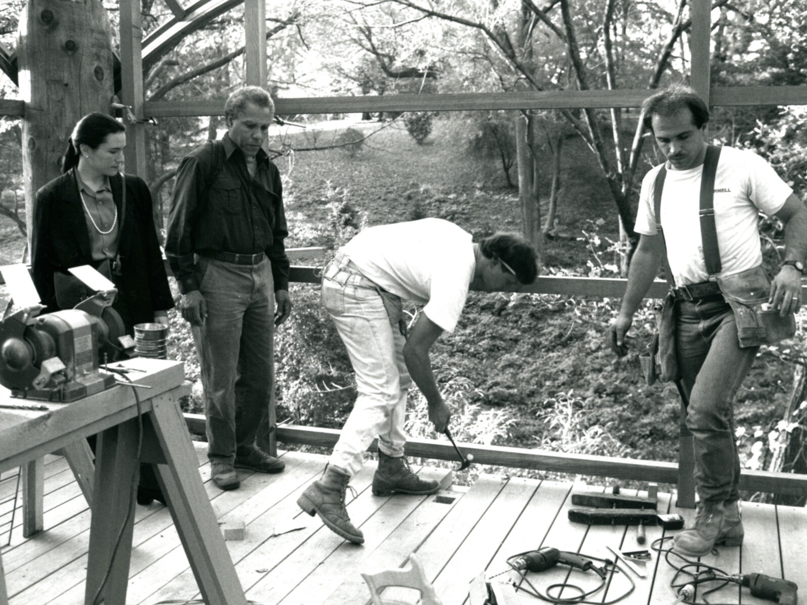 Martin Puryear at the installation of the pavilion - black and white photo