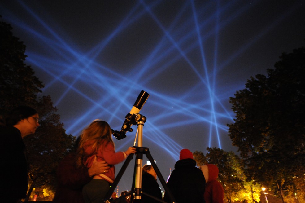 Amateur Astronomers at Planetarium on the Parkway featuring the Franklin Institute's Derrick Pitts. Photo Albert Yee © 2012 for the Association for Public Art