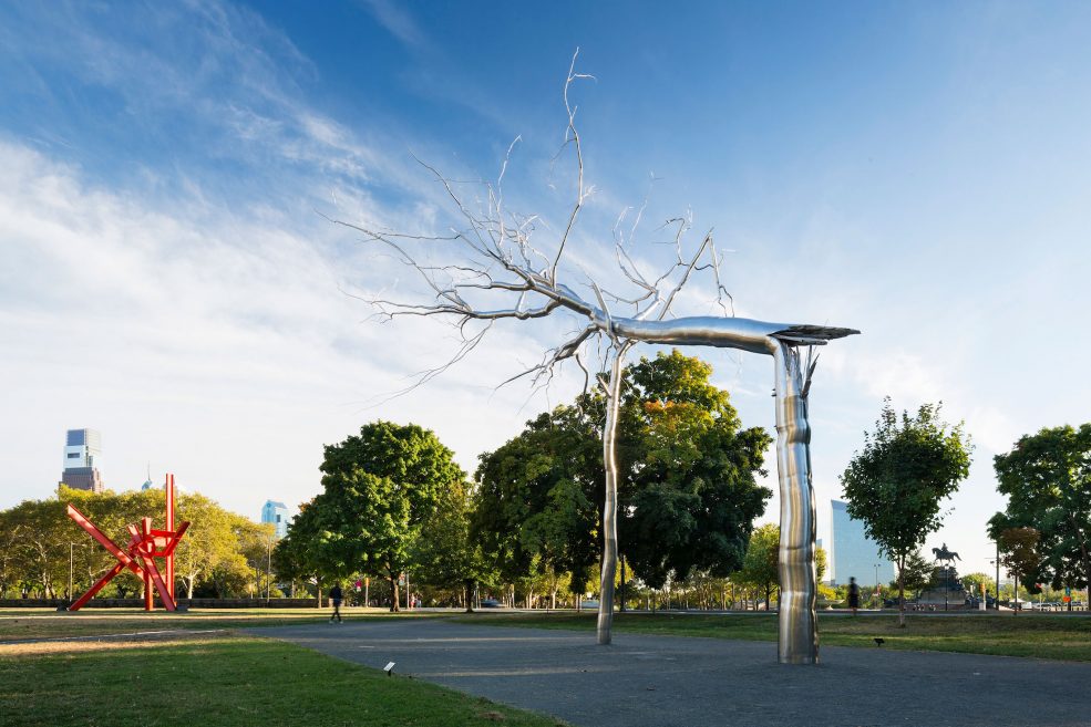 <em>Iroquois</em> (1983-1999) by Mark di Suvero (left), <em>Symbiosis</em> (2011) by Roxy Paine (right). Photo James Ewing Photography © 2014 for the Association for Public Art.