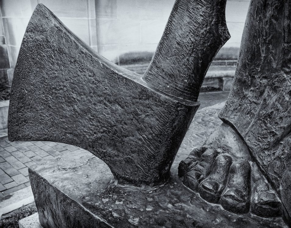 Winning photo from Stefan Suchanec's Macro Photography workshop. Photo by Marianne Andrulewich. (Sculpture: <em>Spanning the Continent</em>)