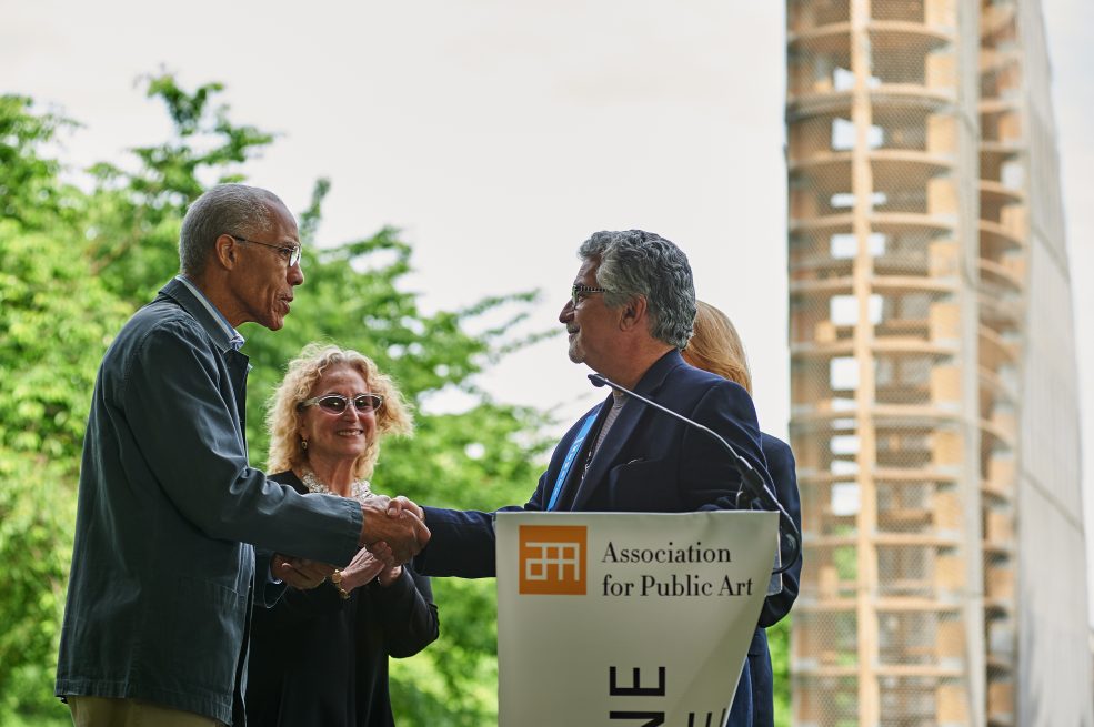 Alan Greenberger presenting the aPA Medal of Honor to Martin Puryear
Photo Albert Yee © 2017 for the Association for Public Art. 