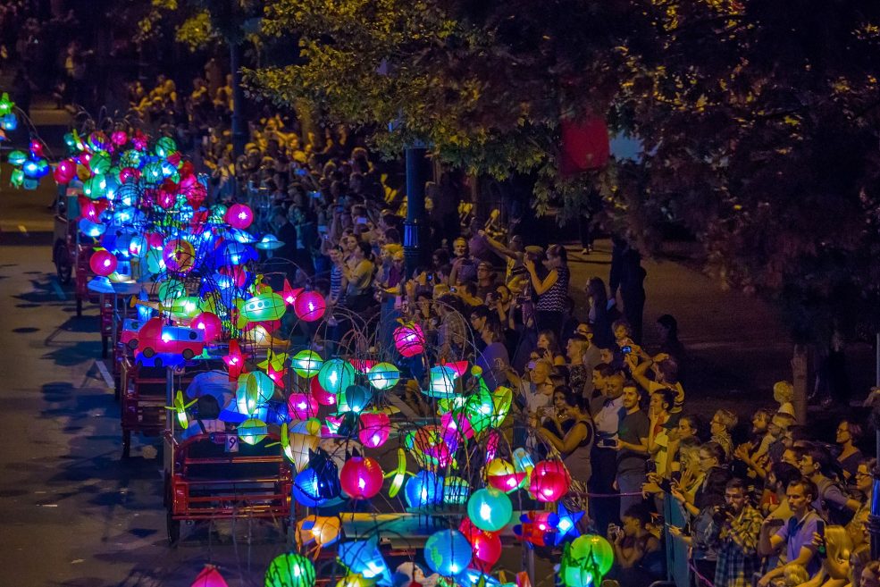 <em>Cai Guo-Qiang: Fireflies</em> opening celebration on the Parkway. Photo Jeff Fusco Photography © 2017.