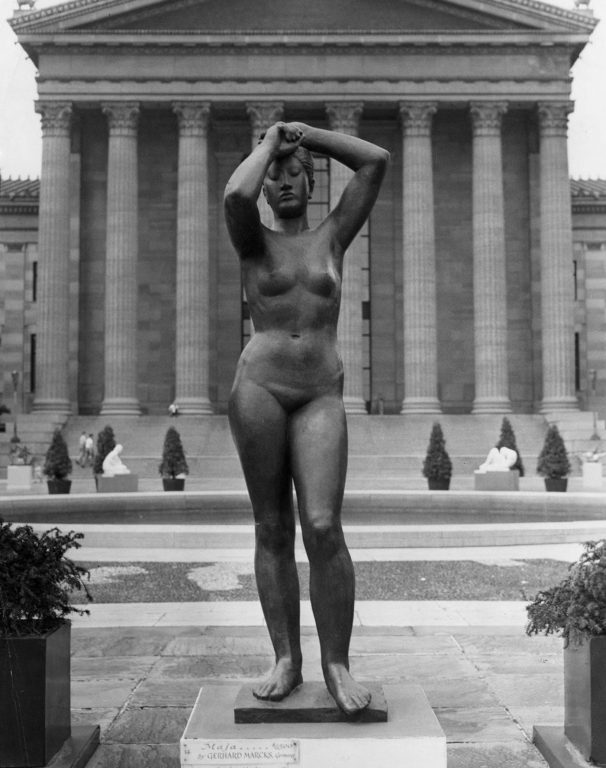 Black and white photo bronze nude female sculpture, Maja, in front of the Philadelphia Museum of Art in 1949